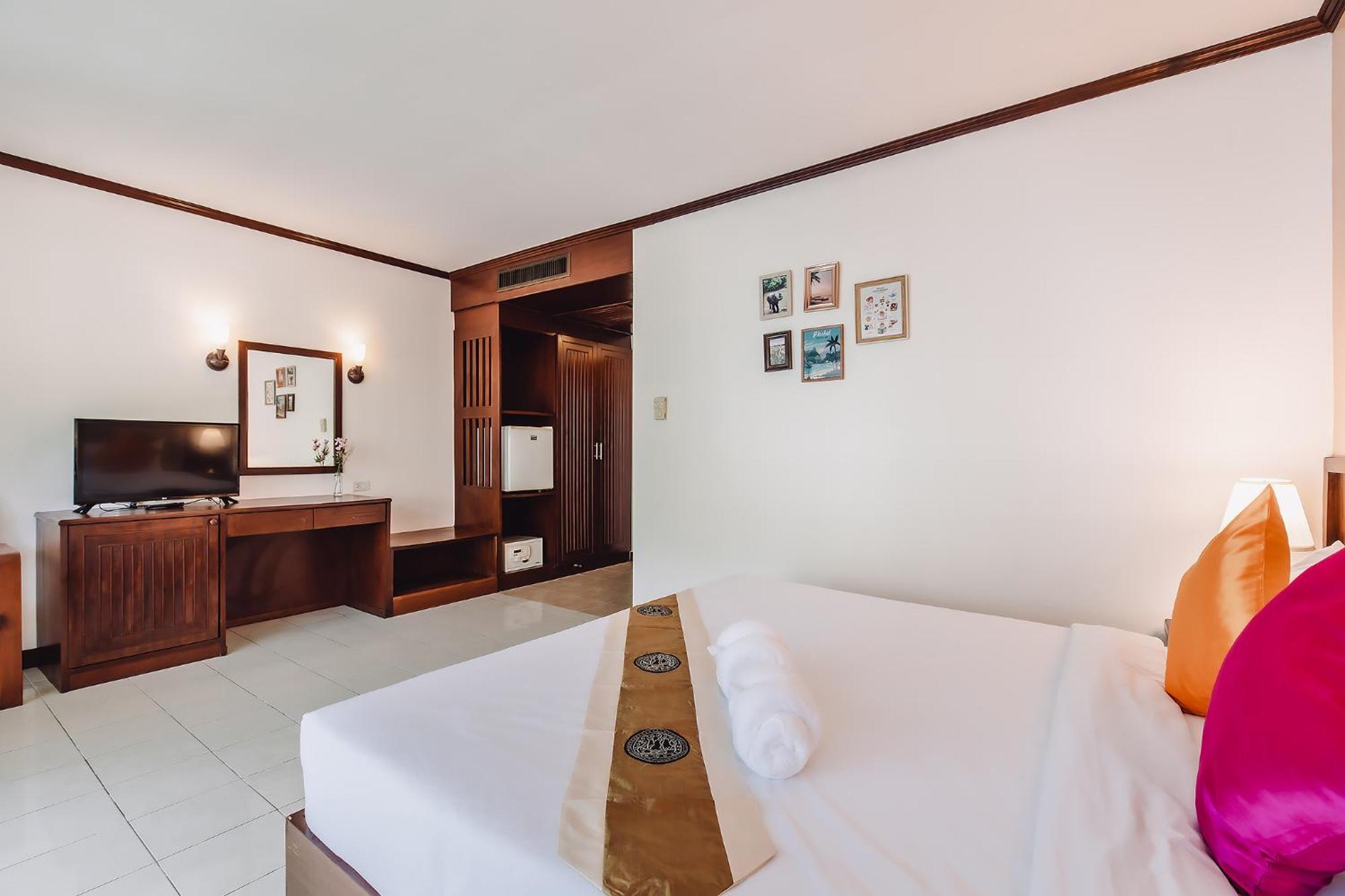 Bauman-Ville Hotel Patong Luaran gambar
