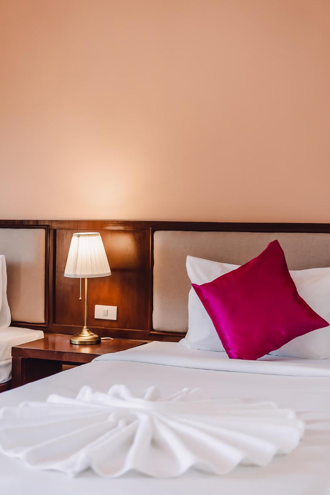 Bauman-Ville Hotel Patong Luaran gambar