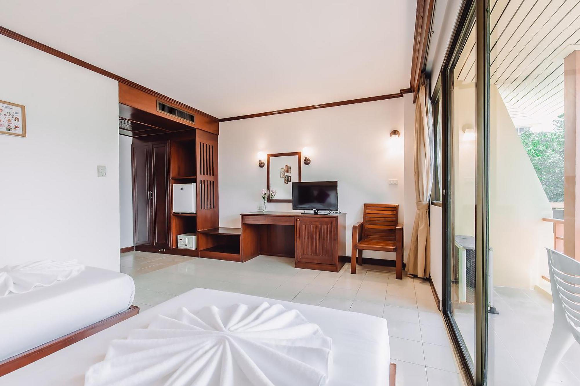 Bauman-Ville Hotel Patong Luaran gambar
